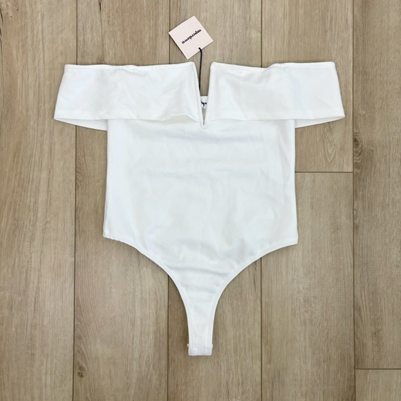 Superdown Aaliyah Deep V Bodysuit in White Size M - Picture 2 of 7
